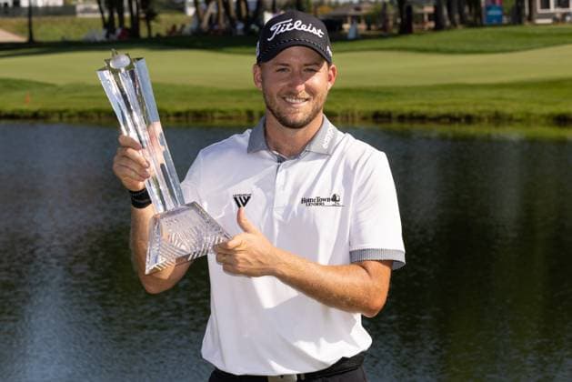Sport Themen der Woche KW30 Sport Bilder des Tages BLAINE, MN - JULY 30: Lee Hodges poses with the trophy after winning the final round of the 3M Open at TPC Twin Cities on July 30, 2023 in Blaine, Minnesota. (Photo by Bailey Hillesheim Icon Sportswire) GOLF: JUL 30 PGA, Golf Herren - 3M Open EDITORIAL USE ONLY Icon2307300273