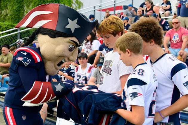 Jul 30, 2023; Foxborough, MA, USA; New England Patriots mascot Pat Patriot signs an autograph for a fan during training camp in Foxborough, Massachusetts. Mandatory Credit: CSM Foxborough USA - ZUMAc04_ 20230730_faf_c04_002 Copyright: xEricxCanhax