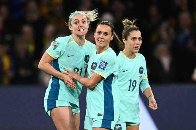 WWC23 CANADA AUSTRALIA, Hayley Raso of Australia celebrates after scoring with Ellie Carpenter and Katrina Gorry during the FIFA Women s World Cup 2023 soccer match between Canada and Australia at Melbourne Rectangular Stadium in Melbourne, Monday, July 31, 2023. ( NO ARCHIVING, EDITORIAL USE ONLY, NO USE IN BOOKS WITHOUT CONSENT MELBOURNE VICTORIA AUSTRALIA  Copyright: xJOELxCARRETTx 20230731001826347197