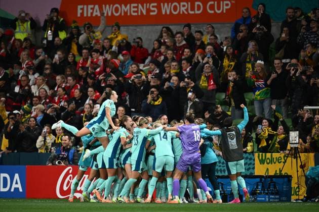 WWC23 CANADA AUSTRALIA, Australia celebrate after Steph Catley?s scores their 4th goal with a penalty goal during the FIFA Women s World Cup 2023 soccer match between Canada and Australia at Melbourne Rectangular Stadium in Melbourne, Monday, July 31, 2023. ( NO ARCHIVING, EDITORIAL USE ONLY, NO USE IN BOOKS WITHOUT CONSENT MELBOURNE VICTORIA AUSTRALIA  Copyright: xJOELxCARRETTx 20230731001826383294