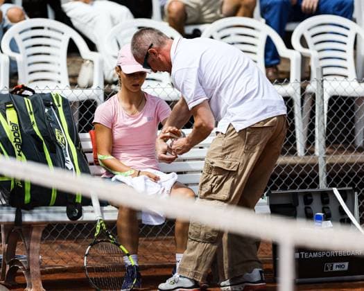 DTB internationals Ladies Open 2023 by Wilson, 31.07.2023, 24. boso Ladies Open Hechingen, Kategorie AA 1. Runde Qualifikation Sign-In Doppel Gwendolyn Fedel (GER) vs. Nina Radovanovic (FRA) Gwendolyn Fedel (GER) wird an der Hand verarztet DTB internationals Ladies Open 2023 by Wilson Hechingen Copyright: xEibner-Pressefoto RogerxBuerkex EP_EER