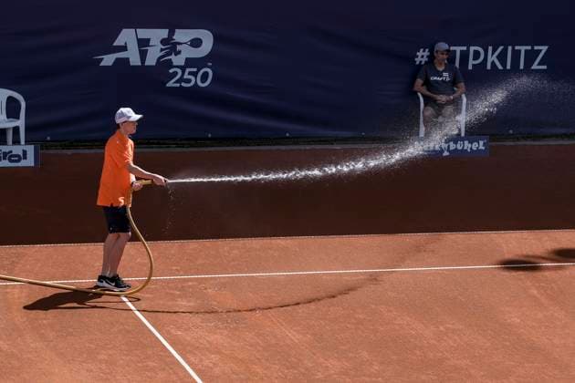 TENNIS - ATP, Tennis Herren Generali Open 2023 KITZBUEHEL,AUSTRIA,31.JUL.23 - TENNIS - ATP World Tour, Generali Open. Image shows a worker.  GEPAxpictures xPatrickxSteiner
