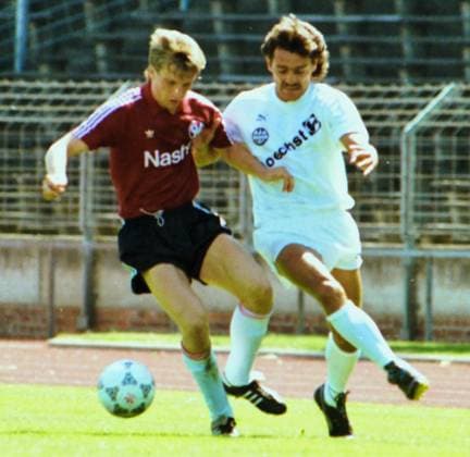 RECORD DATE NOT STATED Aus 1. BL. Saison 1988 89 Hannover 96 - Eintracht Frankfurt 1:1 am 17.06.1989. Im Foto: am Ball Han96 Spieler Peter Zanter gegen Heinz Gründel *** From 1 BL season 1988 89 Hannover 96 Eintracht Frankfurt 1 1 on 17 06 1989 In the photo on the ball Han96 player Peter Zanter against Heinz Gründel