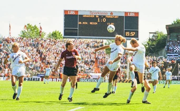 RECORD DATE NOT STATED Aus 1. BL. Saison 1988 89 Hannover 96 - Eintracht Frankfurt 1:1 am 17.06.1989. Im Foto: Han96 Spieler ist Holger Willmer *** From 1 BL season 1988 89 Hannover 96 Eintracht Frankfurt 1 1 on 17 06 1989 In photo Han96 player is Holger Willmer