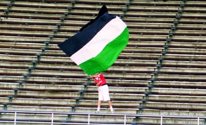 RECORD DATE NOT STATED Aus 1. BL. Saison 1988 89 Hannover 96 - Eintracht Frankfurt 1:1 am 17.06.1989. Im Foto: Han96 Fan als Fahnenschwenker *** From 1 BL season 1988 89 Hannover 96 Eintracht Frankfurt 1 1 on 17 06 1989 In the photo Han96 fan as flag wavers