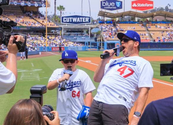 Sport Themen der Woche KW31 Sport Bilder des Tages July 31, 2023, Los Angeles, California, USA: Chris Pratt and Jack Pratt leads the iconic chant to start the MLB, Baseball Herren, USA regular season game between the Los Angeles Dodgers and the Cincinatti Reds on Sunday July 30, 2023 at Dodger Stadium in Los Angeles, California. Dodgers lose to Reds, 9-0. JAVIER ROJAS PI Los Angeles USA - ZUMAp124 20230731_zaa_p124_043 Copyright: xJavierxRojasx