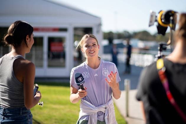 Melanie Leupolz (Deutschland, 18) beim ARD Sportschau TV Interview, AUS, Pressekonferenz DFB Frauen Nationalmannschaft Deutschland, FIFA Frauen Fussball Weltmeisterschaft Australien 2023, 01.08.2023 AUS, Pressekonferenz DFB Frauen Nationalmannschaft Deutschland, FIFA Frauen Fussball Weltmeisterschaft Australien 2023, 01.08.2023 Wyong Copyright: xEibner-Pressefoto Memmlerx EP_MMR