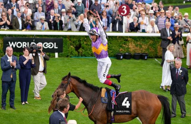 Sport Themen der Woche KW31 Sport Bilder des Tages Mandatory Credit: Photo by Dave Shopland Shutterstock (14030402w) Frankie Dettori does flying Dismount from winner of The World Pool Lennox Stakes Kinross Qatar Goodwood Festival, Day One, Horse Racing, Goodwood Racecourse, Chichester, UK - 01 Aug 2023 Qatar Goodwood Festival, Day One, Horse Racing, Goodwood Racecourse, Chichester, UK - 01 Aug 2023  Copyright: xDavexShopland Shutterstockx 14030402w