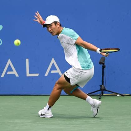 August 1, 2023, Washington, D.C, U.S: SHANG JUNCHENG hits a backhand during his match at the Rock Creek Tennis Center. Washington U.S. - ZUMAg196 20230801_zap_g196_010 Copyright: xKylexGustafsonx