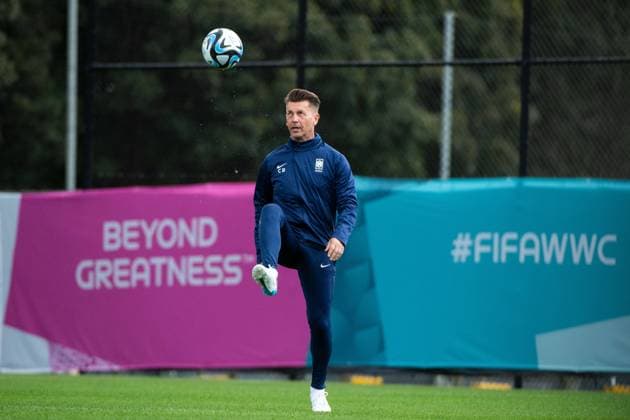 Colin Bell (Suedkorea, Trainer) jongliert den Ball vor Beyond Greatness und FIFAWWC Branding, AUS, Abschlusstraining MD-1 Brisbane, Suedkorea Frauen Nationalmannschaft vor Suedkorea vs Deutschland, FIFA Frauen Fussball Weltmeisterschaft Australien 2023, 02.08.2023 AUS, Abschlusstraining MD-1 Brisbane, DFB Frauen Nationalmannschaft vor Suedkorea vs Deutschland, FIFA Frauen Fussball Weltmeisterschaft Australien 2023, 02.08.2023 Brisbane Copyright: xEibner-Pressefoto Memmlerx EP_MMR
