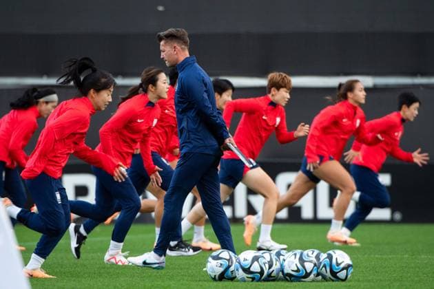 Colin Bell (Suedkorea, Trainer) vor seinen Spielerinnen, AUS, Abschlusstraining MD-1 Brisbane, Suedkorea Frauen Nationalmannschaft vor Suedkorea vs Deutschland, FIFA Frauen Fussball Weltmeisterschaft Australien 2023, 02.08.2023 AUS, Abschlusstraining MD-1 Brisbane, DFB Frauen Nationalmannschaft vor Suedkorea vs Deutschland, FIFA Frauen Fussball Weltmeisterschaft Australien 2023, 02.08.2023 Brisbane Copyright: xEibner-Pressefoto Memmlerx EP_MMR