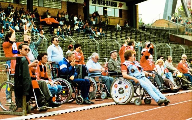 RECORD DATE NOT STATED Aus 1. BL. Saison 1988 89 Hannover 96 - 1. FC Nürnberg 2:2 am 03.06.1989. Im Foto: Rollstuhlfahrer im Stadion *** From 1 BL season 1988 89 Hannover 96 1 FC Nuremberg 2 2 on 03 06 1989 In the photo wheelchair user in the stadium