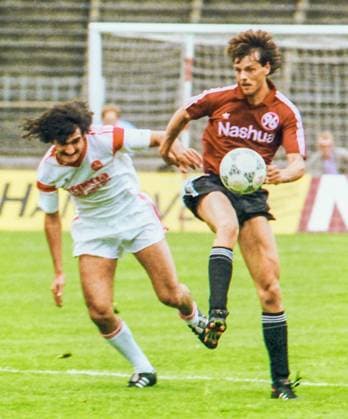 RECORD DATE NOT STATED Aus 1. BL. Saison 1988 89 Hannover 96 - 1. FC Nürnberg 2:2 am 03.06.1989. Im Foto: am Ball Han96 Spieler Michael Köpper gegen Thomas Kristl *** From 1 BL season 1988 89 Hannover 96 1 FC Nürnberg 2 2 on 03 06 1989 In the photo on the ball Han96 player Michael Köpper against Thomas Kristl