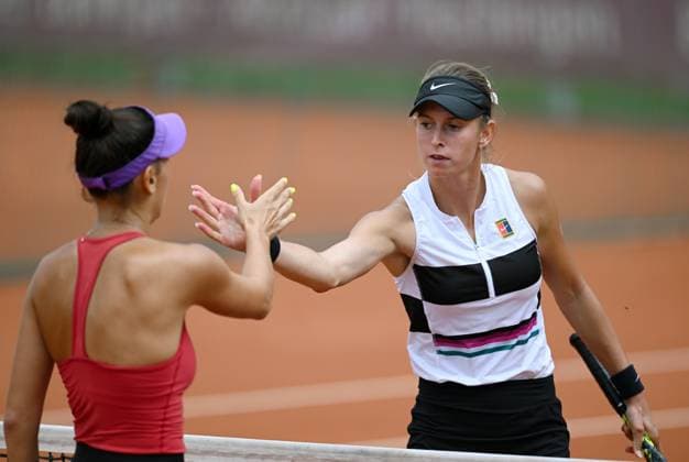 Tennis ITF Tour Ladies Open Hechingen 2023 02.08.2023 Alexandra Vecic (re, GER) klatscht nach dem Spiel Cristina Dinu (ROU) ab