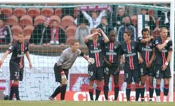 Soccer - French Championship , PSG vs Olympic Lyonnais in Paris (L-R) PSG s David Rozehnal, Edouard Cisse, Jeremy Clement, Boukary Drame, Clement Chantome, Mickael Landreau and Sylvain Armand during the French Championship , PSG vs Olympic Lyonnais at the Parc des Princes stadium in Paris, France, on May 5, 2007. The game ended in a draw 1-1. Photo by Gouhier-Taamallah Cameleon ABACAPRESS.COM Paris France  Copyright: xGouhier-Taamallah ABACAx 121815_10 Gouhier-Taamallah ABACAx 121815_10