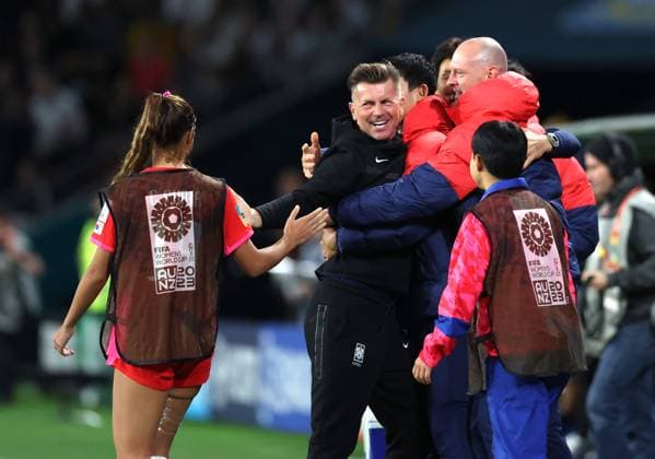 (230803) -- BRISBANE, Aug. 3, 2023 -- Colin Bell (2nd L), head coach of South Korea reacts after the Group H match between South Korea and Germany at the 2023 FIFA Women s World Cup in Brisbane, Australia, Aug. 3, 2023. ) (SP)AUSTRALIA-BRISBANE-2023 FIFA WOMEN S WORLD CUP-GROUP H-KOR VS GER ZhangxChen 