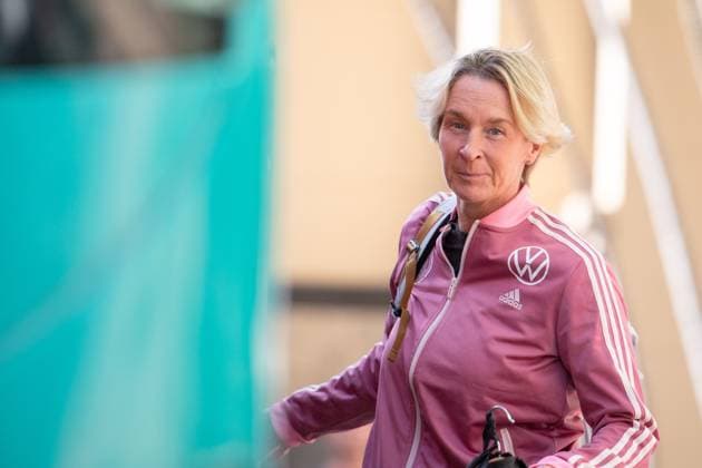 Sport Bilder des Tages Martina Voss-Tecklenburg (Deutschland, Bundestrainerin) steigt in den Teambus ein, AUS, Abreise DFB Frauen Nationalmannschaft aus dem Marriott Hotel Brisbane nach dem Ausscheiden aus der Gruppenphase, FIFA Frauen Fussball Weltmeisterschaft Australien 2023, 04.08.2023 AUS, Abreise DFB Frauen Nationalmannschaft aus dem Marriott Hotel Brisbane nach dem Ausscheiden aus der Gruppenphase, FIFA Frauen Fussball Weltmeisterschaft Australien 2023, 04.08.2023 Brisbane Copyright: xEibner-Pressefoto Memmlerx EP_MMR