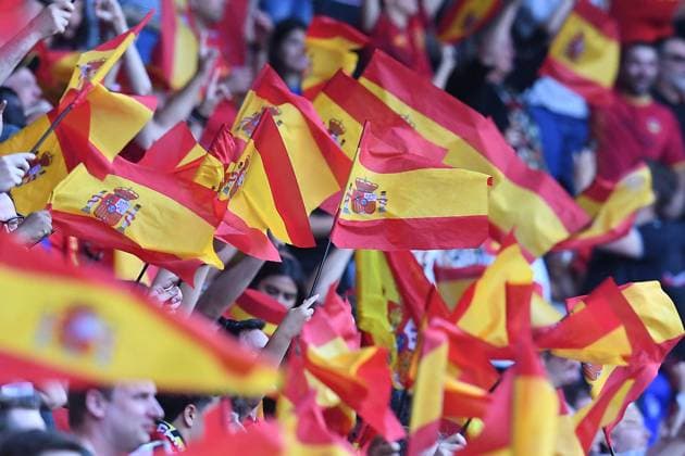 Fußball UEFA Nations League Halbfinale Spanien - Italien am 15.06.2023 in De Grolsch Veste in Enschede Spanische Fahnen im Fanblock