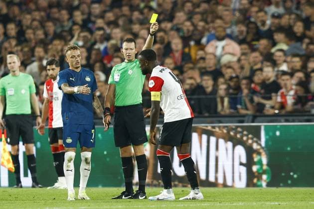 Sport Bilder des Tages ROTTERDAM ,04-08-2023 , Stadion de Kuip , Dutch Johan Cruijff Cup Football , season 2023 2024 , match between Feyenoord and PSV , referee Allard Lindhout gives yellow cards to PSV player Noa Lang and Feyenoord player Lutsharel Geertruida Feyenoord - PSV (JC schaal)  x21857316x Copyright:
