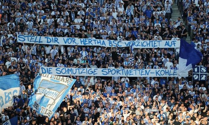 Sport Themen der Woche KW31 Sport Bilder des Tages Plakat Transparent der Berliner, stell dir vor Hertha BSC verzichtet auf die schmutzige Sportwetten-Kohle Herthafans Ostkurve Fußball Fussball DFL 2.Bundesliga Herren 2.Spieltag Saison 2023 2024 04.08.2023 Hertha BSC Berlin vs. SV Wehen Wiesbaden DFL regulations prohibit any use of photographs as image sequences and or quasi-video *** Poster banner of the Berlin, imagine Hertha BSC renounces the dirty sports betting coal Herthafans Ostkurve sports football soccer DFL 2 Bundesliga men 2 matchday season 2023 2024 04 08 2023 Hertha BSC Berlin vs SV Wehen Wiesbaden DFL regulations prohibit any use of photographs as image sequences and or quasi video