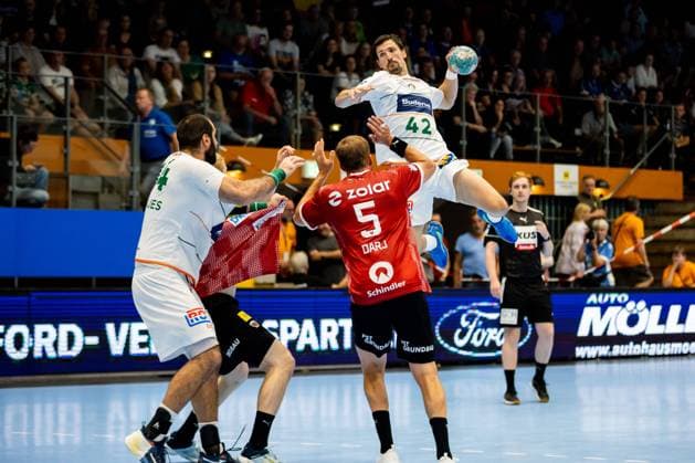 04.08.2023, GER, Saison 23 24, Handball, 1.BL, Maenner, Wartburg-Pokal, Fuechse Berlin - HSG Wetzlar Zelenovic, Nemanja (HSG Wetzlar) Eisenach Werner-Assmann-Halle Thüringen Deutschland *** 04 08 2023, GER, season 23 24, handball, 1 BL, men, Wartburg Cup, Fuechse Berlin HSG Wetzlar Zelenovic, Nemanja HSG Wetzlar Eisenach Werner Assmann Halle Thuringia Germany