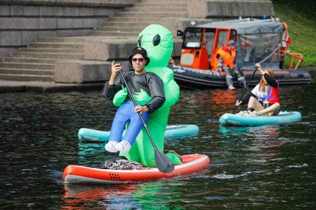 Sport Themen der Woche KW31 Sport Bilder des Tages RUSSIA, ST PETERSBURG - AUGUST 5, 2023: A dressed-up paddleboarder is seen on Griboyedov Canal during Fontanka SUP Festival. Paddleboarders floated down the Fontanka River and Griboyedov Canal in central St Petersburg. Valentin Yegorshin TASS  60891754