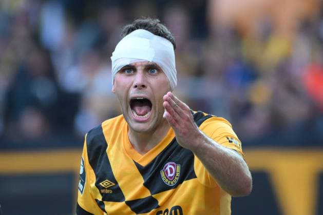 Sport Themen der Woche KW31 Sport Bilder des Tages Jakob Lewald (SG Dynamo Dresden) mit Kopfverband, schreit, weil er nicht auf das Spielfeld gelassen wird. SG Dynamo Dresden vs. DSC Arminia Bielefeld, Fussball, 3. Liga, 1. Spieltag, Saison 2023 2024, 05.08.2023 DFB DFL REGULATIONS PROHIBIT ANY USE OF PHOTOGRAPHS AS IMAGE SEQUENCES AND OR QUASI-VIDEO SG Dynamo Dresden vs. DSC Arminia Bielefeld, Fussball, 3. Liga, 1. Spieltag, Saison 2023 2024, 05.08.2023 Dresden *** Jakob Lewald SG Dynamo Dresden with head bandage, screams because he is not allowed on the pitch SG Dynamo Dresden vs DSC Arminia Bielefeld, Football, 3 Liga, 1 Matchday, Season 2023 2024, 05 08 2023 DFB DFL REGULATIONS PROHIBIT ANY USE OF PHOTOGRAPHS AS IMAGE SEQUENCES AND OR QUASI VIDEO SG Dynamo Dresden vs DSC Arminia Bielefeld, Football, 3 Liga, 1 Matchday, Season 2023 2024, 05 08 2023 Dresden Copyright: xEibner-Pressefoto BertxHarzerx EP_BHR
