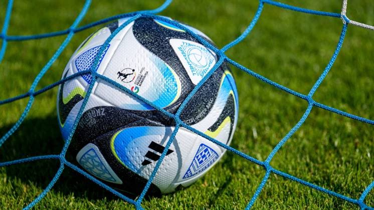Ein Ball der Marke adidas Oceaunz Pro, Competition Ball zeigt das Logo der Liga und liegt im Tor, im Netz, hinter dem Tornetz, Ligalogo, Ballsponsor, Ligasponsor, Sponsor, offizieller Spielball, official Match Ball, Symbolfoto, Symbolbild, Symbol, Aktion, Action, Spielszene, 05.08.2023, Sankt Leon-Rot (Deutschland), Fussball, Frauen, Trainingsauftakt TSG 1899 Hoffenheim, 05.08.2023, Sankt Leon-Rot (Deutschland), Fussball, Frauen, Trainingsauftakt TSG 1899 Hoffenheim, DFB DFL REGULATIONS PROHIBIT ANY USE OF PHOTOGRAPHS AS IMAGE SEQUENCES AND OR QUASI-VIDEO.