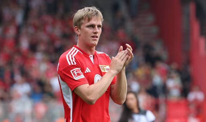 Mikkel Kaufmann zu den Fans klatschend Fußball Fussball Testspiel 1.Bundesliga Herren DFL Saison 2023 2024 05.08.2023 1.FC Union Berlin FCU vs Atalanta Bergamo DFL regulations prohibit any use of photographs as image sequences and or quasi-video.