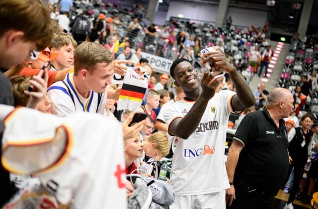 Dennis SCHROEDER (Schröder) (GER) macht Selfies mit Fans nach dem Spiel, Basketball Laenderspiel, Testspiel, Deutschland (GER) - Schweden (SWE) 87:68 , am 05.08.2023 in Bonn Deutschland. Â