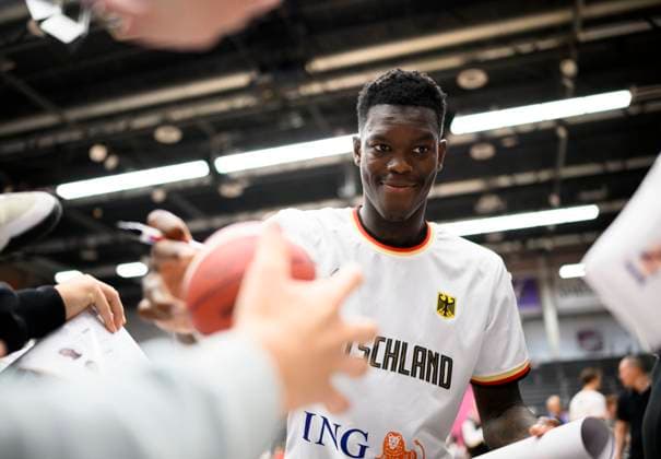 Dennis SCHROEDER (Schröder) (GER) schreibt Autogramme nach dem Spiel, Basketball Laenderspiel, Testspiel, Deutschland (GER) - Schweden (SWE) 87:68 , am 05.08.2023 in Bonn Deutschland. Â