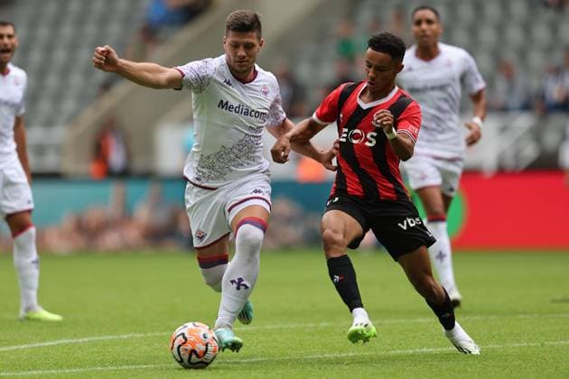 NEWCASTLE UPON TYNE, ENGLAND AUGUST 06: Luka Jovic (L) of ACF Fiorentina in action during the Sela Cup soccer match between ACF Fiorentina and OGC Nice at St. James Park on August 06, 2023 in Newcastle upon Tyne, England. Sela Cup soccer tournament SELA_2023
