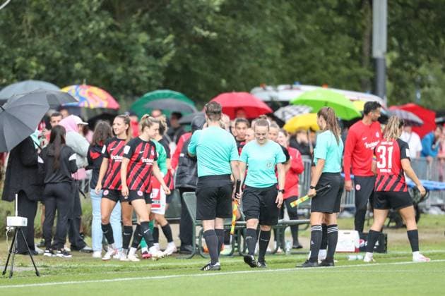 die Spielerinnen beider Mannschaften betreten den Platz, GER, Eintracht Frankfurt vs. 1. FC Nuernberg, 1. Frauen Bundesliga, Testspiel, Spielzeit 2023 24, 06.08.2023, GER, Eintracht Frankfurt vs. 1. FC Nuernberg, 1. Frauen Bundesliga, Testspiel, Spielzeit 2023 24, Frankfurt Copyright: xEibner-Pressefoto UlrichxScherbaumx EP_USM