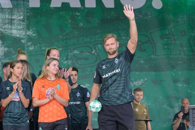 GER, 1. FBL, Tag der Fans Tach der Fans , SV Werder Bremen 06.08.2023, wohninvest Weserstadion, Bremen, GER, 1. FBL, Tag der Fans Tach der Fans , SV Werder Bremen im Bild Spielervorstellung auf der Bühne Niclas Füllkrug Fuellkrug (Werder Bremen 11); *** GER, 1 FBL, Day of the fans Tach of the fans , SV Werder Bremen 06 08 2023, wohninvest Weserstadion, Bremen, GER, 1 FBL, Day of the fans Tach of the fans , SV Werder Bremen in the picture player presentation on stage Niclas Füllkrug Fuellkrug Werder Bremen 11 nordphotoxGmbHxx xKokenge nph00001