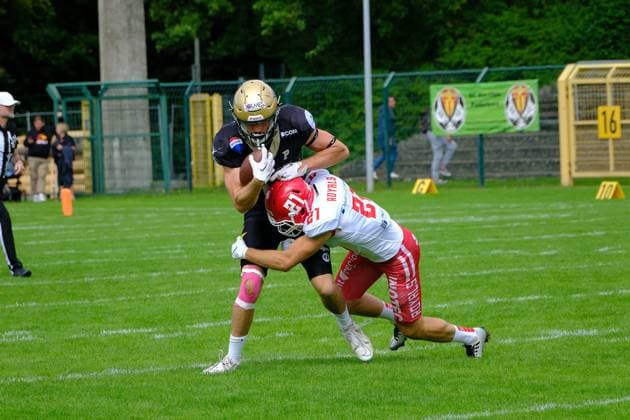 06.08.2023 xkhx Paderborn Hermann-Löns-Stadion American Football - GFL 2023 AFC Paderborn Dolphins gegen Potsdam Royals FELIX BLISSENBACH (14, AFC Paderborn Dolphins) gegen Ruben De Ruyter (21, Potsdam Royals)
