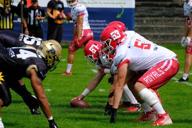 06.08.2023 xkhx Paderborn Hermann-Löns-Stadion American Football - GFL 2023 AFC Paderborn Dolphins gegen Potsdam Royals Jaylon Henderson (8, Potsdam Royals) Robert Sövegjarto (67) und Tim Waltner (53 Potsdam Royals) gegen NOSAKHARE AGUEBOR (95) und RON HAIRSTON (74, Paderborn Dolphins)