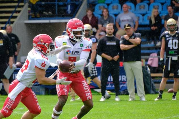 06.08.2023 xkhx Paderborn Hermann-Löns-Stadion American Football - GFL 2023 AFC Paderborn Dolphins gegen Potsdam Royals Marvin Canitz (23, Potsdam Royals) und Jaylon Henderson (8, Potsdam Royals)