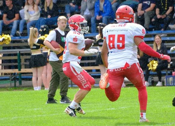 06.08.2023 xkhx Paderborn Hermann-Löns-Stadion American Football - GFL 2023 AFC Paderborn Dolphins gegen Potsdam Royals Marvin Canitz (23, Potsdam Royals) und JÃ rÃ me Valbon (89, Potsdam Royals)