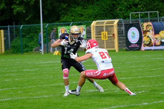 06.08.2023 xkhx Paderborn Hermann-Löns-Stadion American Football - GFL 2023 AFC Paderborn Dolphins gegen Potsdam Royals FELIX BLISSENBACH (14, AFC Paderborn Dolphins) gegen Ruben De Ruyter (21, Potsdam Royals)