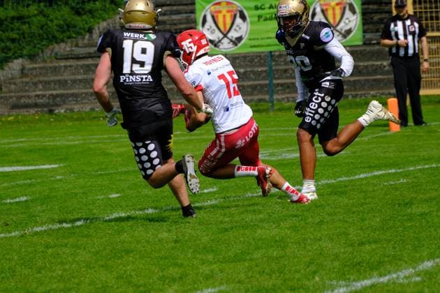 06.08.2023 xkhx Paderborn Hermann-Löns-Stadion American Football - GFL 2023 AFC Paderborn Dolphins gegen Potsdam Royals DENNIS LAAS (19, Paderborn Dolphins) gegen Jared Wolfe (15, Potsdam Royals)