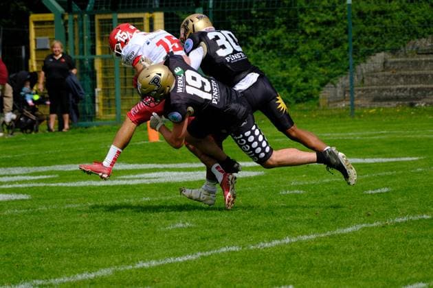 06.08.2023 xkhx Paderborn Hermann-Löns-Stadion American Football - GFL 2023 AFC Paderborn Dolphins gegen Potsdam Royals DENNIS LAAS (19, Paderborn Dolphins) gegen Jared Wolfe (15, Potsdam Royals)