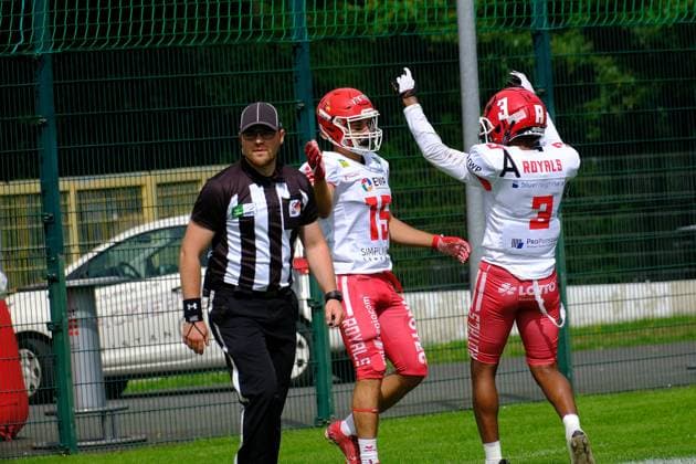 06.08.2023 xkhx Paderborn Hermann-Löns-Stadion American Football - GFL 2023 AFC Paderborn Dolphins gegen Potsdam Royals Jared Wolfe (15, Potsdam Royals) und Brandon Polk (3, Potsdam Royals)