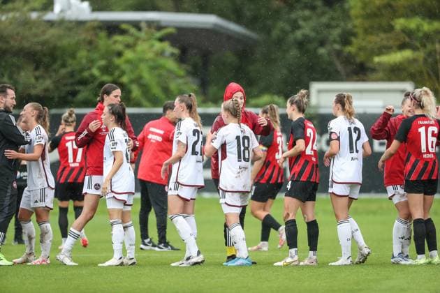 die Spielerinnen verabschieden sich nach dem Spiel, GER, Eintracht Frankfurt vs. 1. FC Nuernberg, 1. Frauen Bundesliga, Testspiel, Spielzeit 2023 24, 06.08.2023, GER, Eintracht Frankfurt vs. 1. FC Nuernberg, 1. Frauen Bundesliga, Testspiel, Spielzeit 2023 24, Frankfurt Copyright: xEibner-Pressefoto UlrichxScherbaumx EP_USM