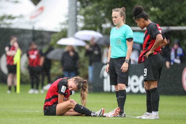 Lara Prasnikar (Eintracht Frankfurt, 7), Annika Hinrichs (Schiedsrichter), Shekiera Martinez (Eintracht Frankfurt, 10), GER, Eintracht Frankfurt vs. 1. FC Nuernberg, 1. Frauen Bundesliga, Testspiel, Spielzeit 2023 24, 06.08.2023, GER, Eintracht Frankfurt vs. 1. FC Nuernberg, 1. Frauen Bundesliga, Testspiel, Spielzeit 2023 24, Frankfurt Copyright: xEibner-Pressefoto UlrichxScherbaumx EP_USM