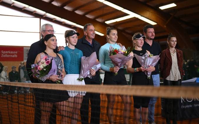 Tennis ITF Tour Ladies Open Hechingen 2023 06.08.2023 Schmuckbild, Doppel - Finale muss wegen Regen in die Halle verlegt werden Siegerehrung; Ekaterine Gorgodze (GEO), Katharina Hobgarski (GER), Turnierdirektor Thomas Buerkle, LinaGjorcheska (MAZ) und Alena Fomina-Klotz (v.li, RUS)