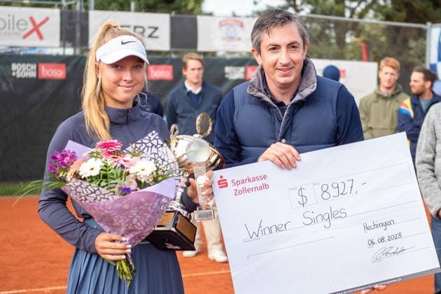 Brenda Fruhvirtova bei Siegerehrung 24. boso Ladies Open Hechingen, Tennis, Damen, 06.08.2023, 24. boso Ladies Open Hechingen, Tennis, Damen, 06.08.2023, Hechingen Copyright: xEibner-Pressefoto MaxxVogelx EP_MVL
