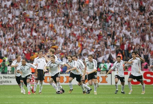 World Cup 2006-Quarter final, Germany vs Argentina Germany s team celebrates the victory during the FIFA World Cup, WM, Weltmeisterschaft, Fussball 2006, quarter final, Germany vs Argentina, in Berlin, Germany, on June 30, 2006. The game ended in draw 1-1 and Germany won (4-2) in a penalty-kick shootout. Photo by Gouhier-Hahn-Orban Cameleon ABACAPRESS.COM Berlin Germany  Copyright: xGouhier-Hahn-Orban ABACAx 101123_27 Gouhier-Hahn-Orban ABACAx 101123_27