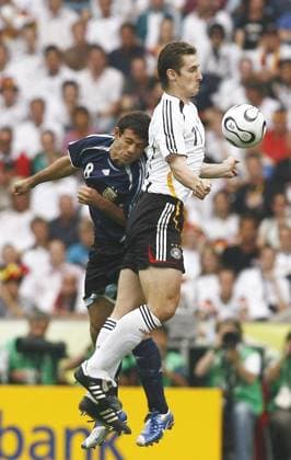 World Cup 2006-Quarter final, Germany vs Argentina Germany s Miroslav Klose and Argentina s Javier Mascherano battle for the ball during the FIFA World Cup, WM, Weltmeisterschaft, Fussball 2006, quarter final, Germany vs Argentina, in Berlin, Germany, on June 30, 2006. The game ended in draw 1-1 and Germany won (4-2) in a penalty-kick shootout. Photo by Christian Liewig ABACAPRESS.COM Berlin Germany  Copyright: xLiewigxChristian ABACAx 101125_31 LiewigxChristian ABACAx 101125_31