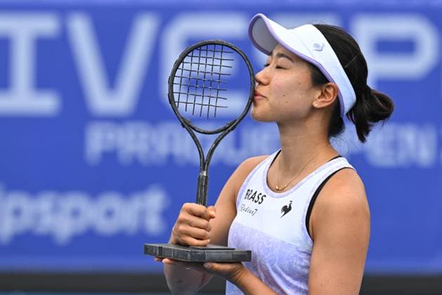 Sport Bilder des Tages Nao Hibino of Japan with the trophy for winner after the match against Czech Linda Noskova at the WTA, Tennis Damen Prague Open 2023 tennis tournament, final, on August 7, 2023, in Prague, Czech Republic. (CTKxPhoto MichalxKamaryt) CTKPhotoP2023080703274  CTKPhotoP2023080703274