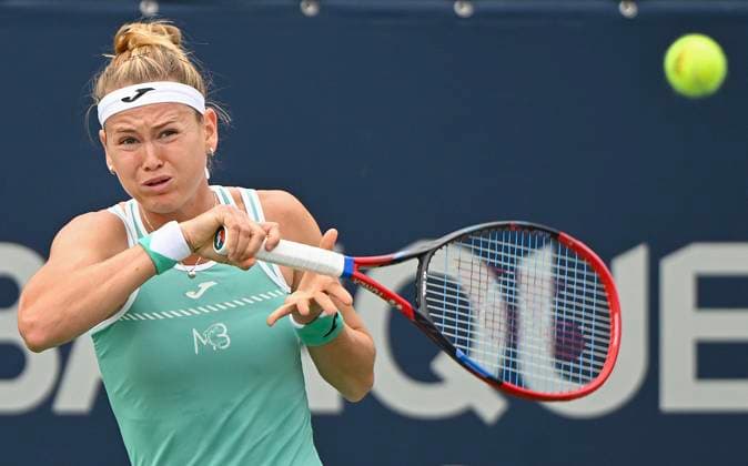 Sport Bilder des Tages August 7, 2023, Montreal, PQ, Canada: Marie Bouzkova from the Czech Republic plays a shot to Kayla Day from the United States during their first round match at the National Bank Open tennis tournament in Montreal, Monday, August 7, 2023. Canada News - August 7, 2023  - ZUMAc35_ 20230807_zaf_c35_009 Copyright: xGrahamxHughesx